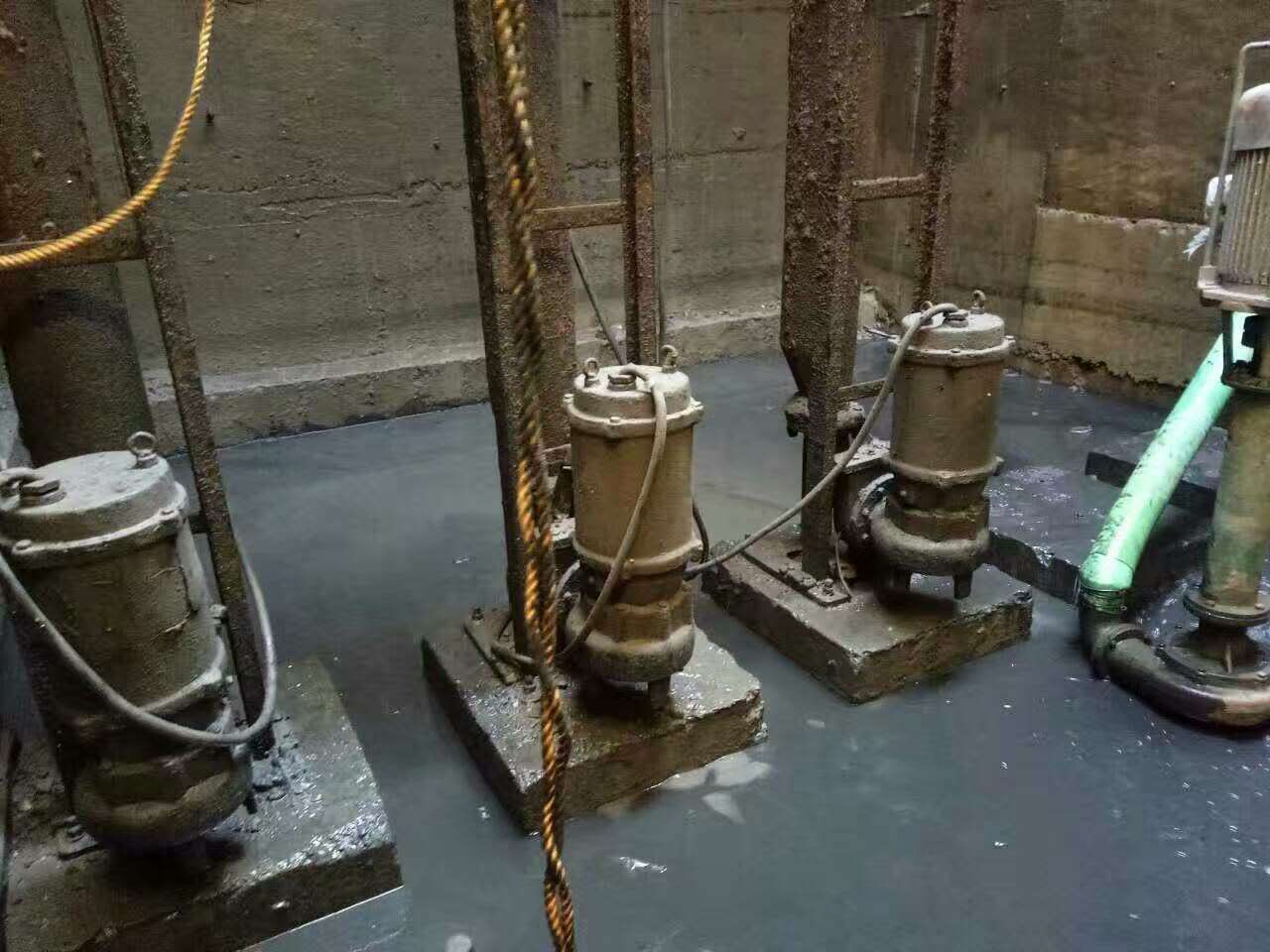 什玲镇污水池清理