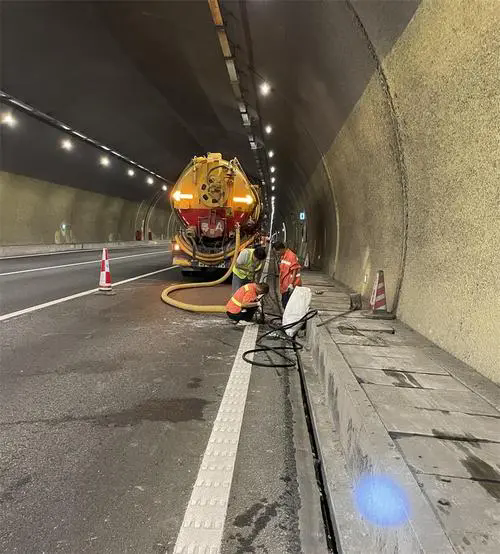 什玲镇隧道排水渠清淤